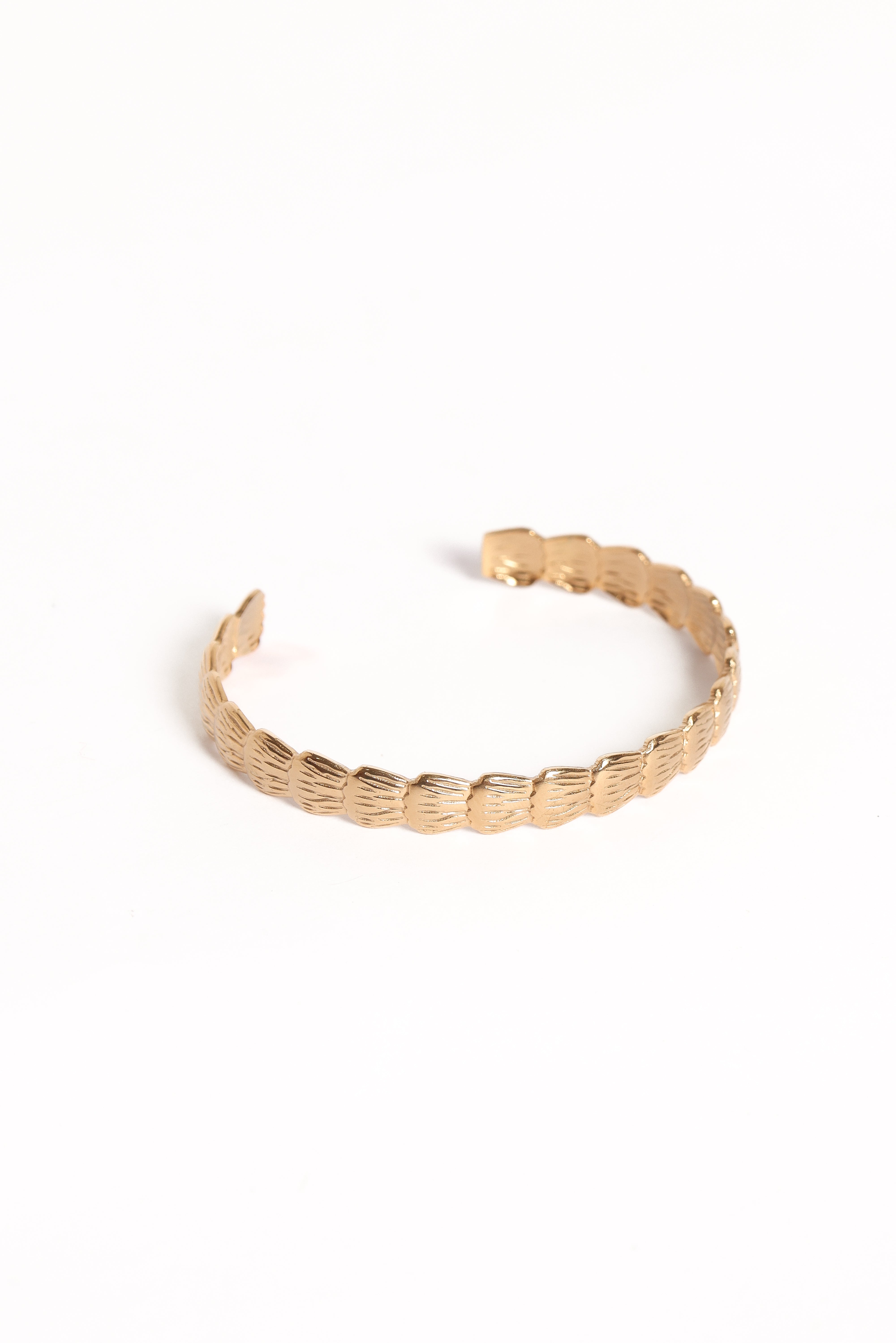 Seraphina Gold Seashell Cuff Bracelet - Elegant Alloy Jewelry