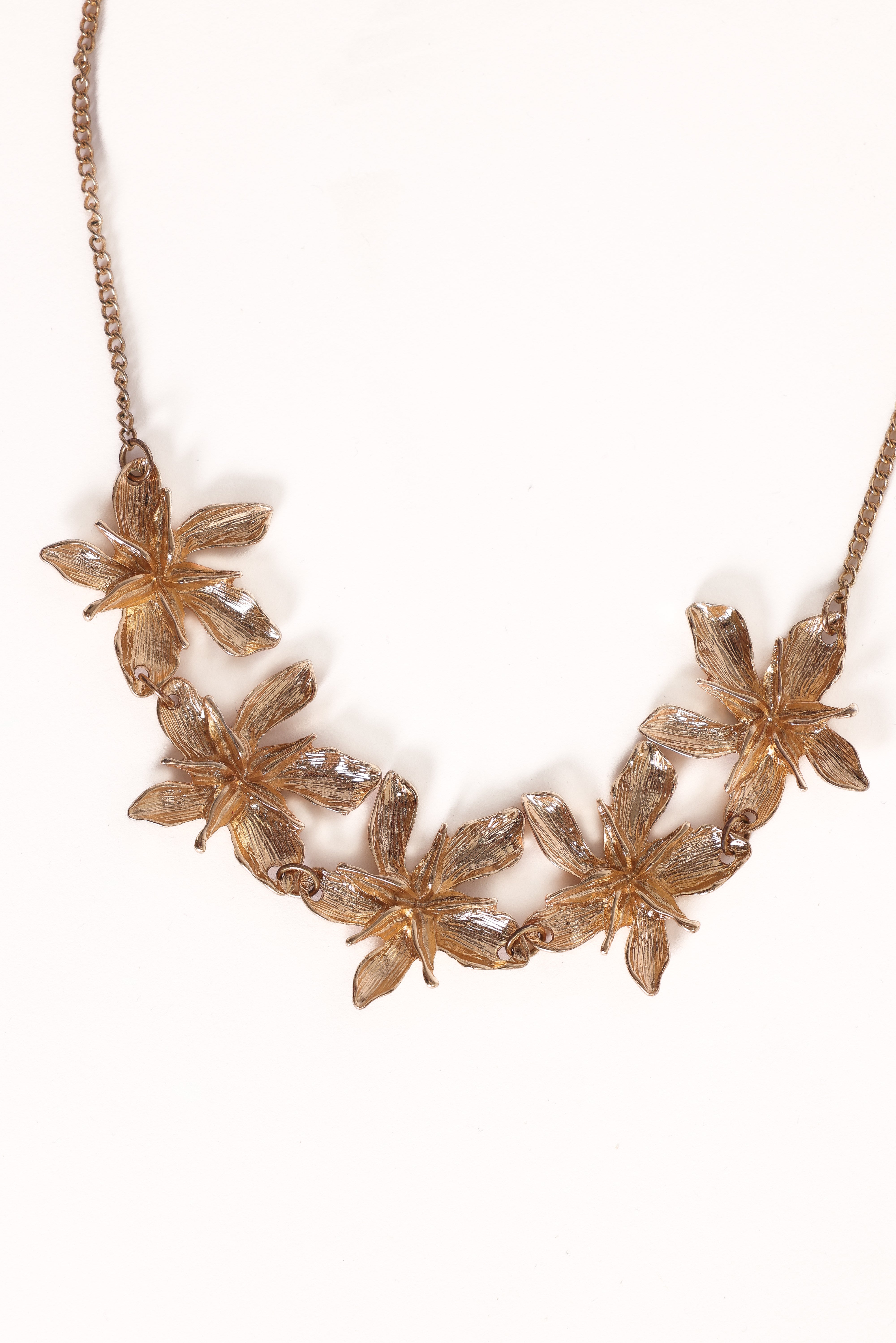 Gold Flower Pendant Necklace - Deja Elegant Chain Jewelry