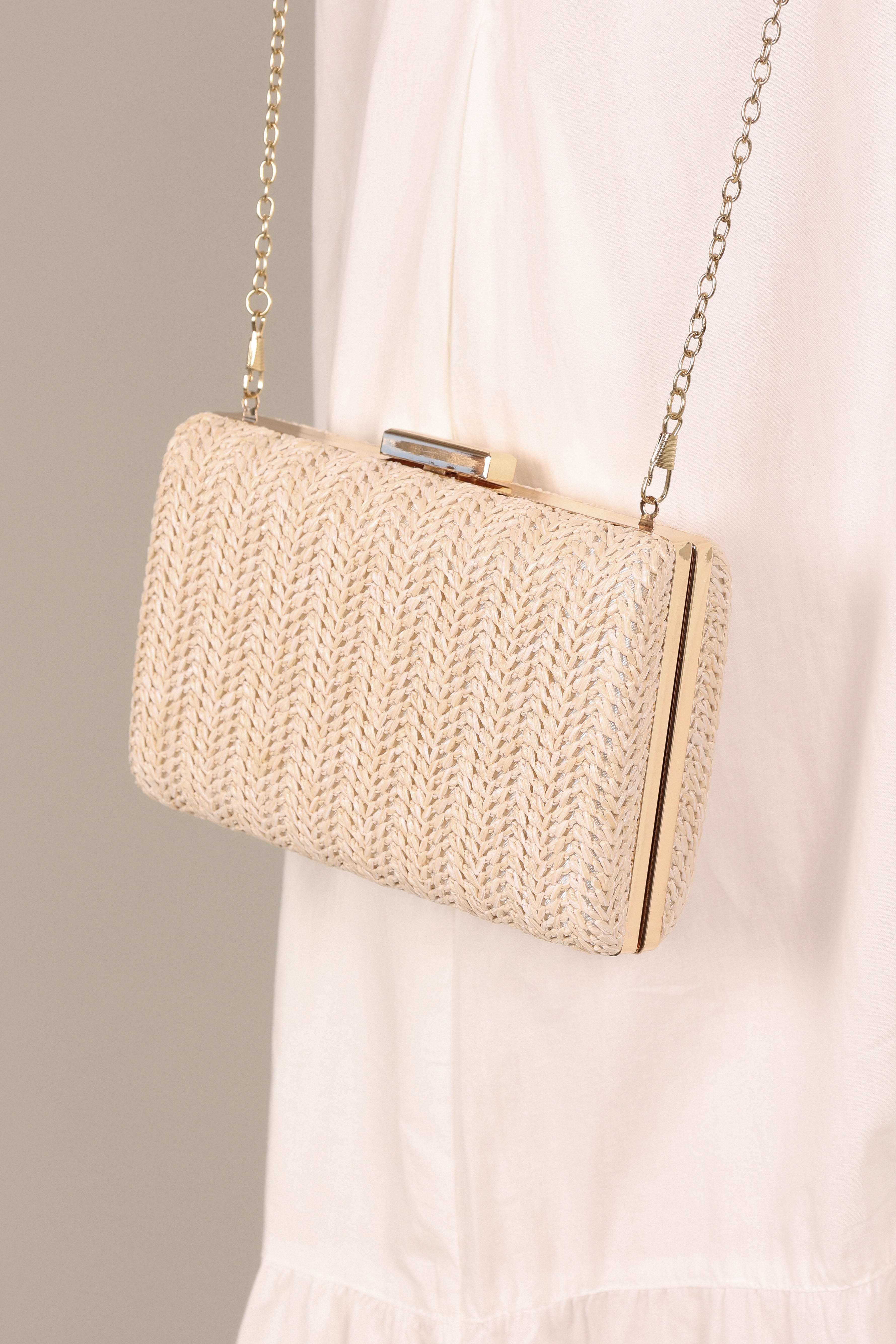Peyton Woven Straw Clutch with Gold Chain Strap - Cream