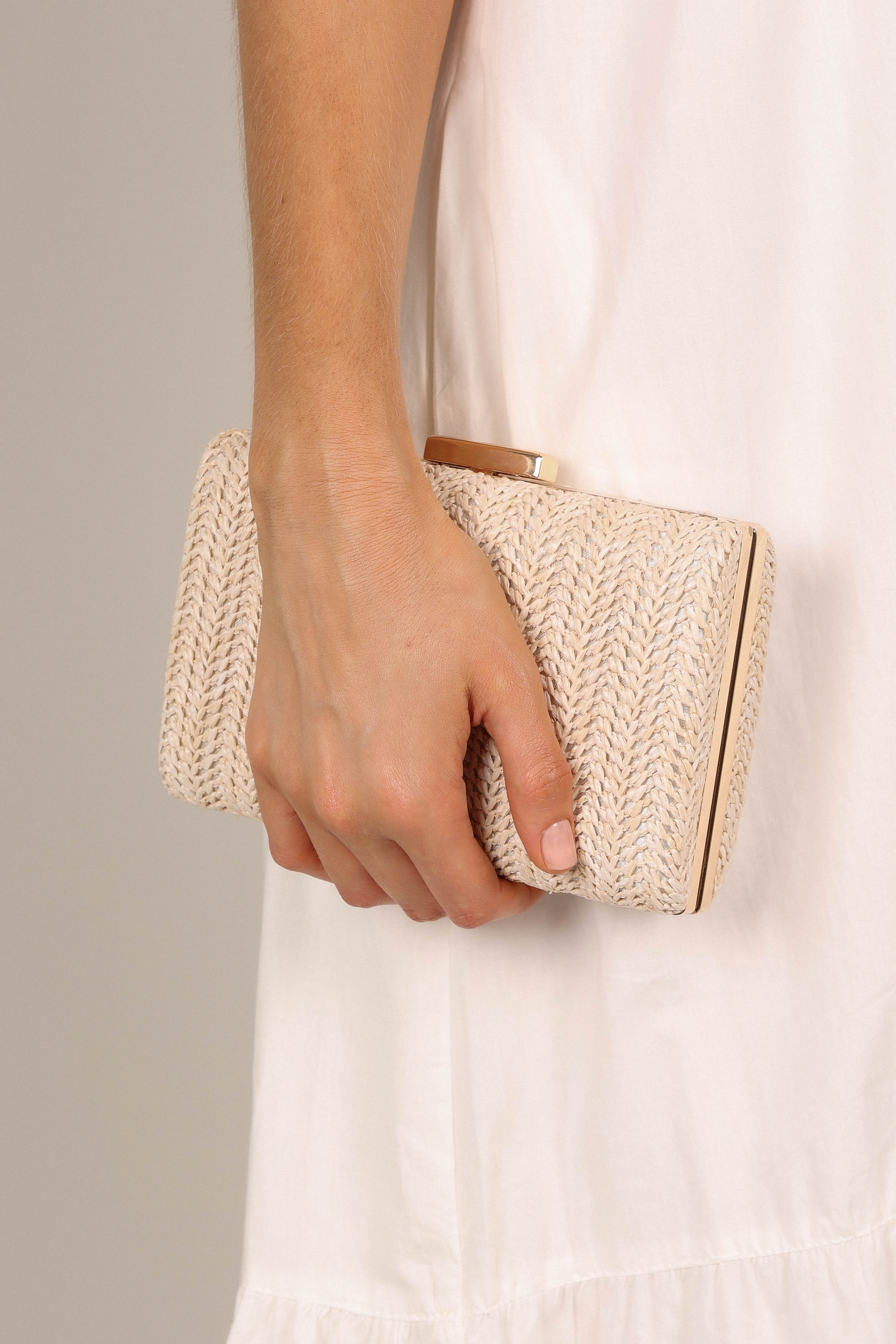 Peyton Woven Straw Clutch with Gold Chain Strap - Cream
